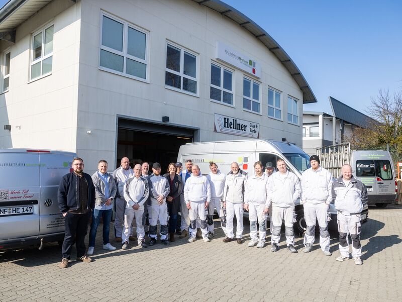 Malerteam vor Firmengebäude