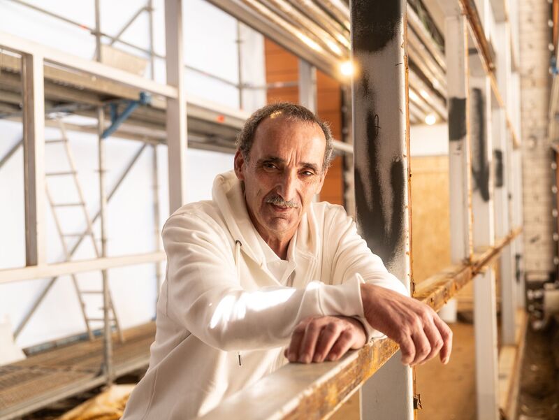 Handwerker im Innenausbau an Gerüst